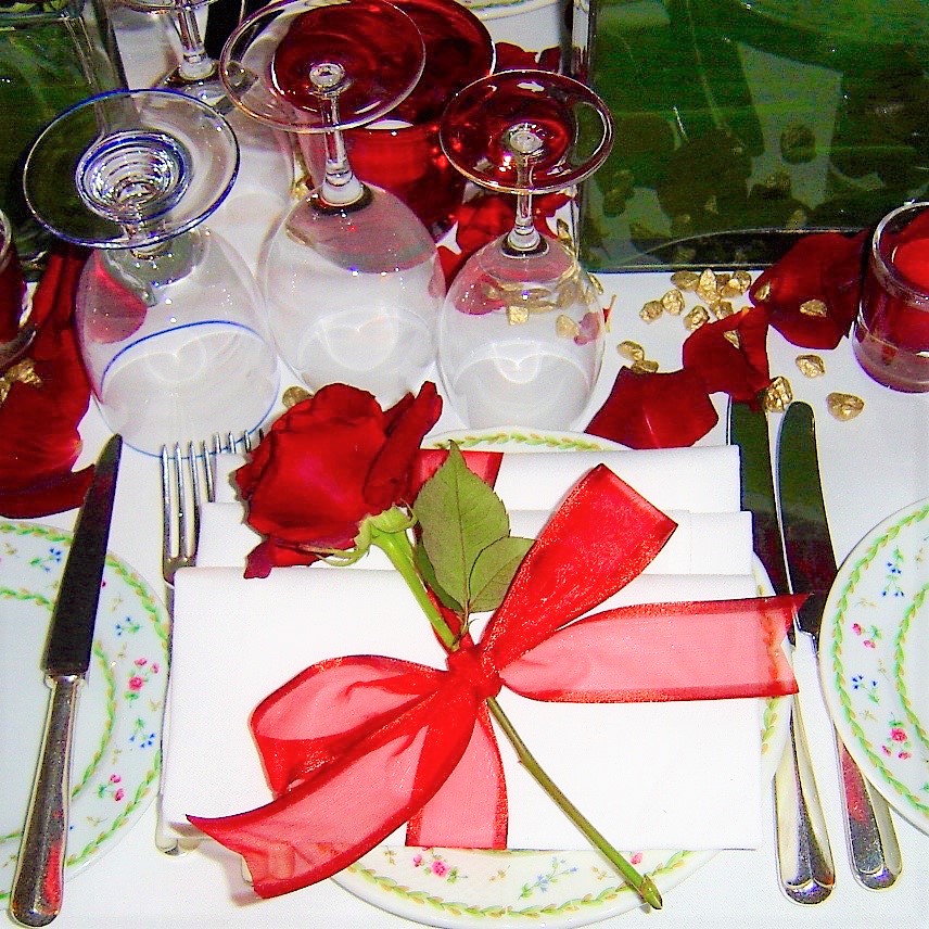 Round event flower arrangement in warm colours