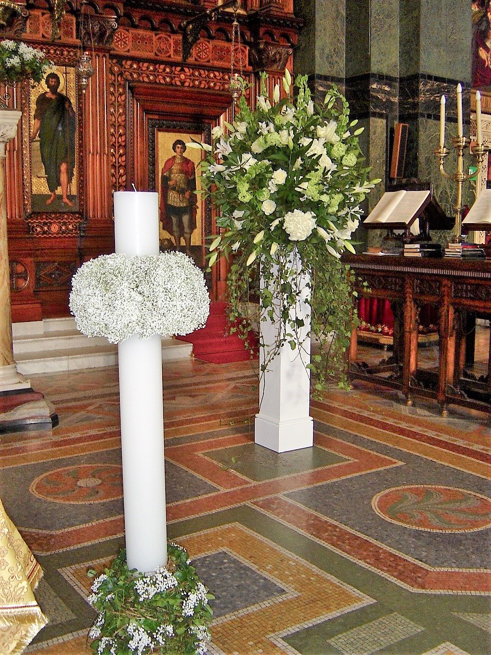 Wedding flower arrangement in tall romantic proportions